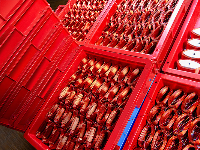 Wickelspulen in roten Kisten