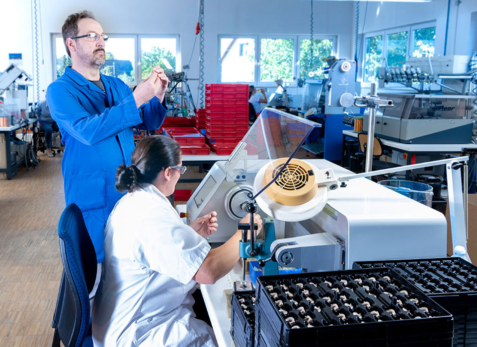 Zwei Personen in der Fertigung bei Kaiser Spulen GmbH
